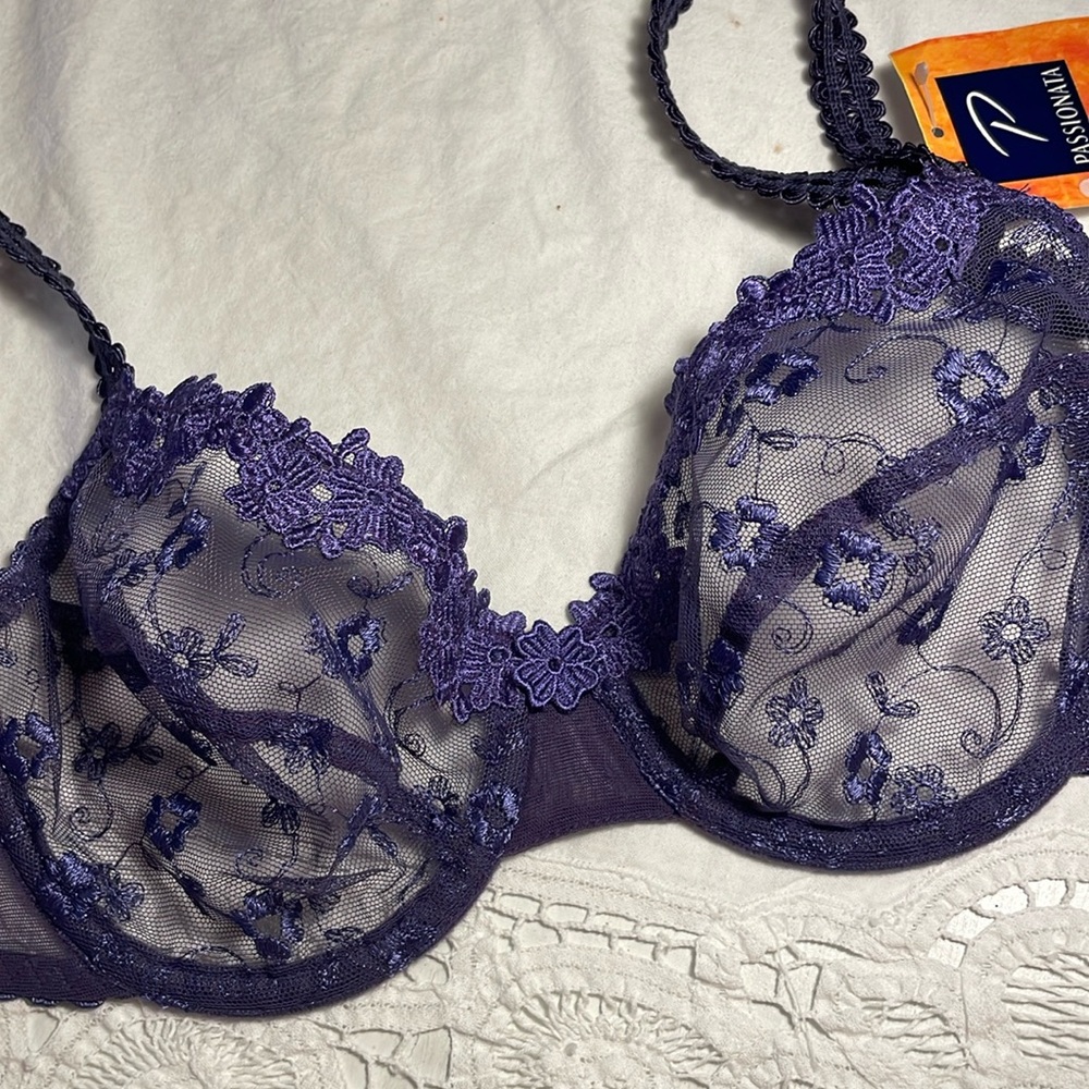 NWT PASSIONATA purple lace brassiere with appliqued flowers. 34C. Made in France